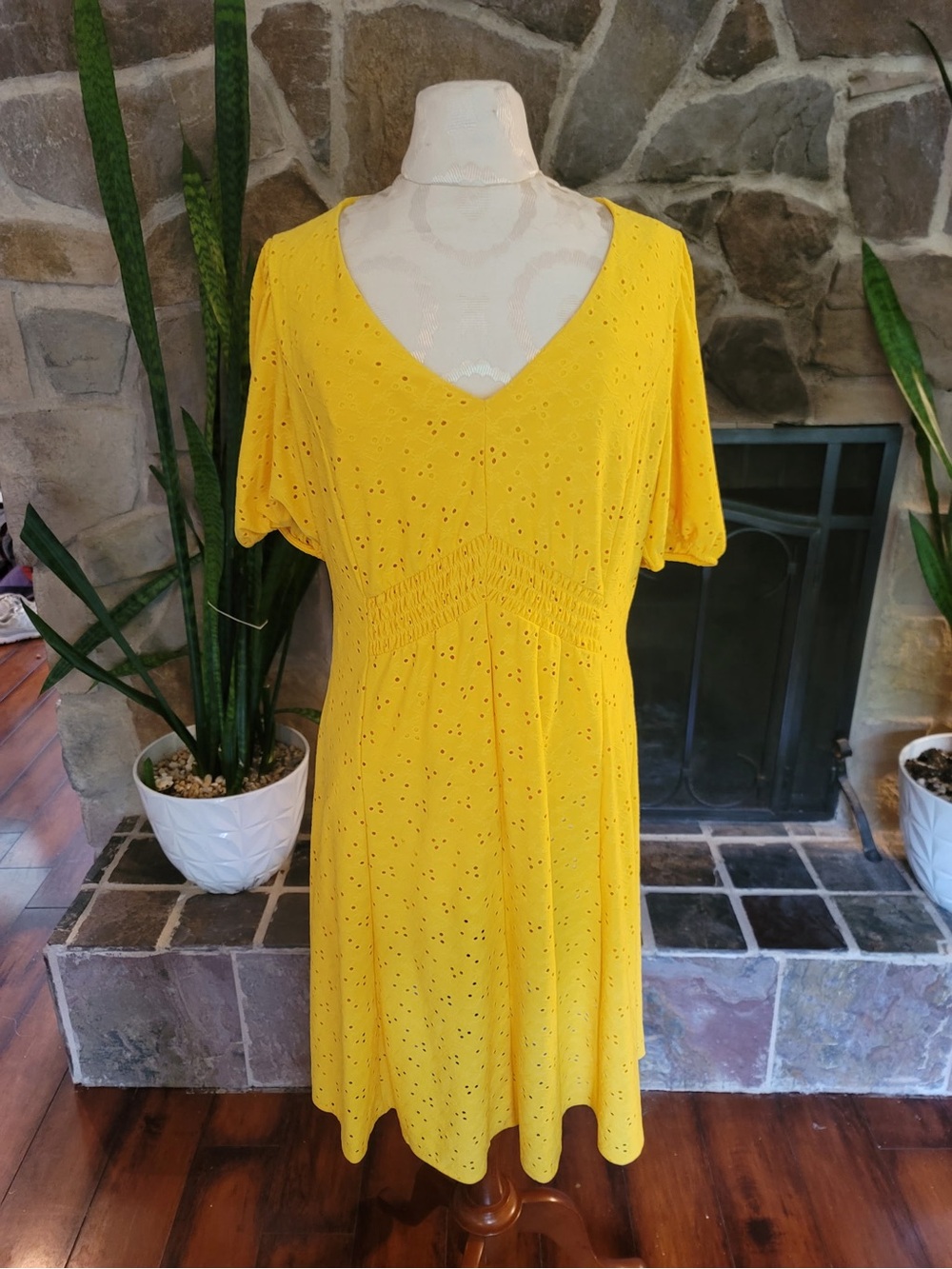 London Times Yellow Eyelet Dress Sz Medium V-Neck Short Sleeve Fit & Flare Midi